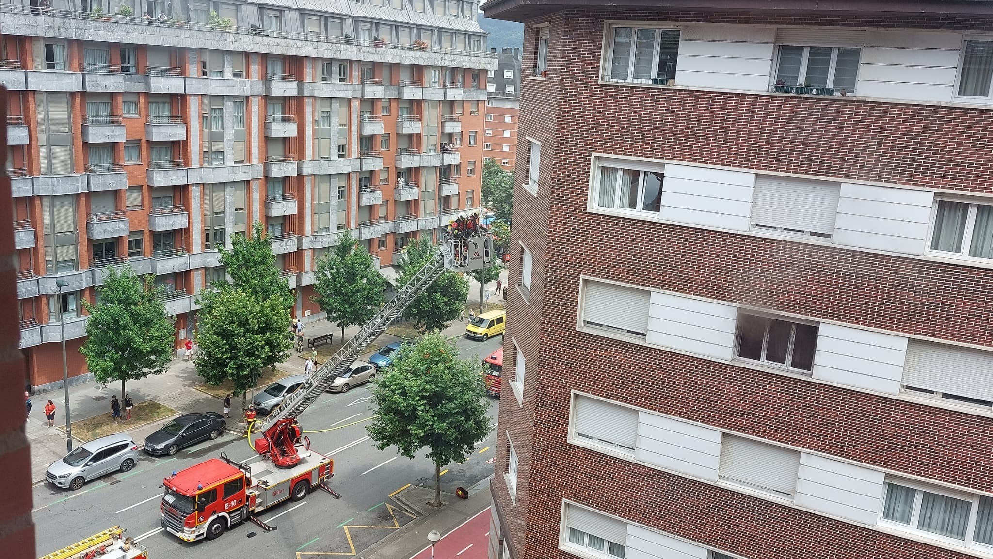 Los bomberos sofocan el incendio declarado en Miribilla. OV