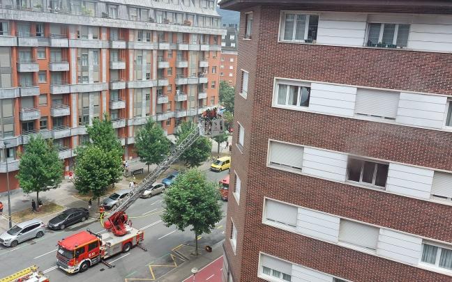 Los bomberos sofocan el incendio declarado en Miribilla. OV Los bomberos sofocan el incendio declarado en Miribilla. OV