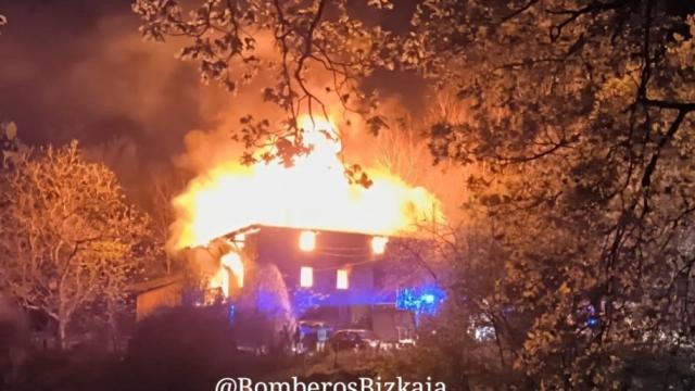Imagen incendio caserío #Arrigorriaga, tejado colapsado, 
