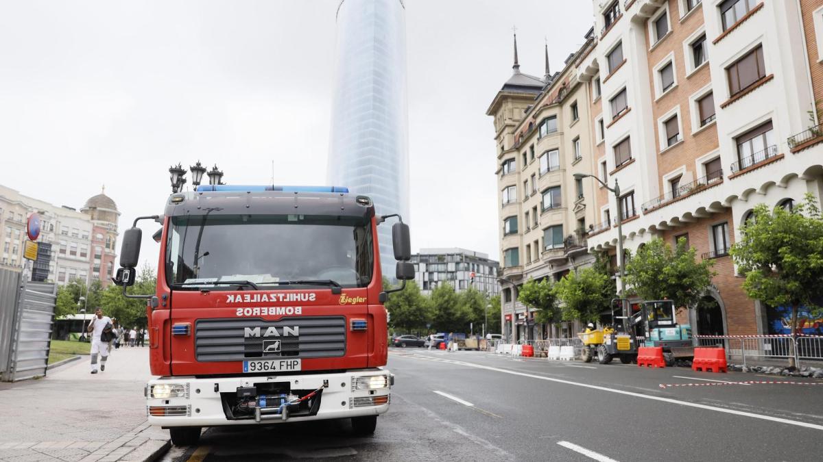 Los Bomberos han acudido a la plaza por el aviso de un escape de gas | Markel Fernández, Deia