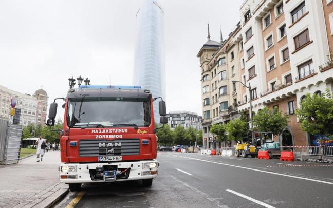 Los Bomberos han acudido a la plaza por el aviso de un escape de gas | Markel Fernández, Deia Los Bomberos han acudido a la plaza por el aviso de un escape de gas | Markel Fernández, Deia