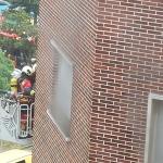 Los bomberos sofocan el incendio declarado en Miribilla. OV