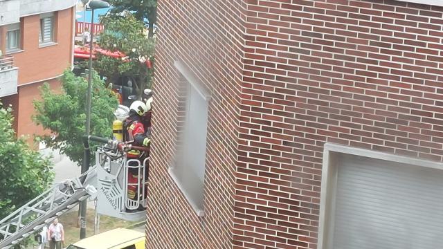 Los bomberos sofocan el incendio declarado en Miribilla. OV