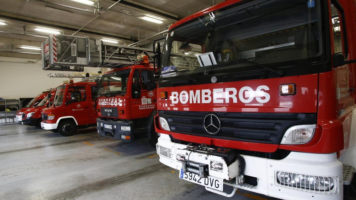 Camiones de bomberos, en las instalaciones de Trinitarios. Patxi Cascante