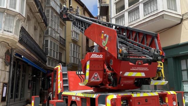 Bomberos de Vitoria durante una intervención en la calle Correría, ajenos a esta información Cedida