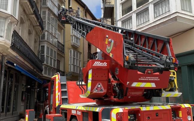 Bomberos de Vitoria durante una intervención en la calle Correría, ajenos a esta información Cedida