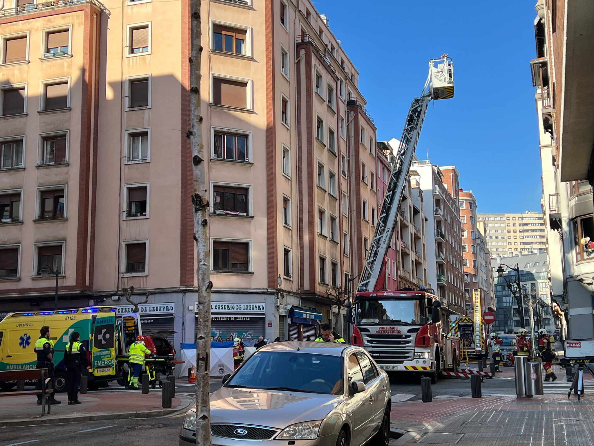 Los Bomberos siguen trabajando en la calle Labayru de Bilbao. ONDA VASCA