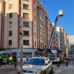 Los Bomberos siguen trabajando en la calle Labayru de Bilbao. ONDA VASCA