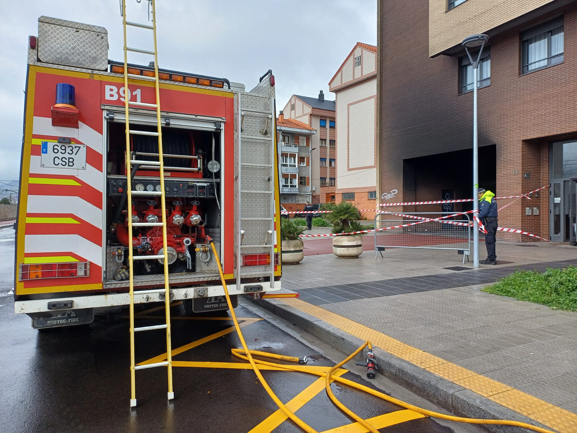 Fachada ennegrecida en el garaje comunitario incendiado en Leioa