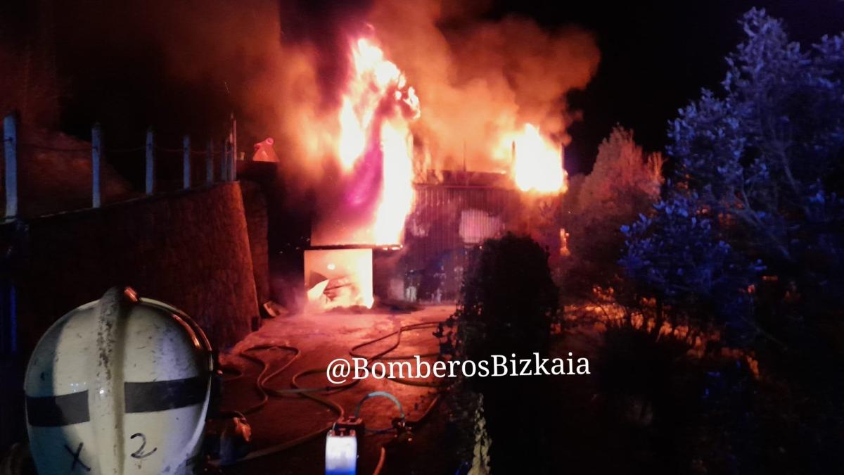 El fuego en el caserío de Berriatua se ha declarado sobre la 1.30 horas en el barrio de Erribera Auzoa