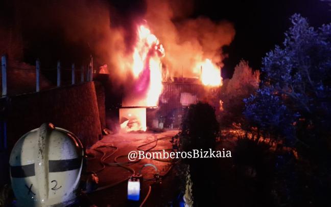 El fuego en el caserío de Berriatua se ha declarado sobre la 1.30 horas en el barrio de Erribera Auzoa
