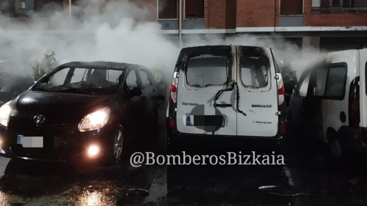 Varios de los vehículos calcinados en Ugao-Miraballes | Bomberos Bizkaia