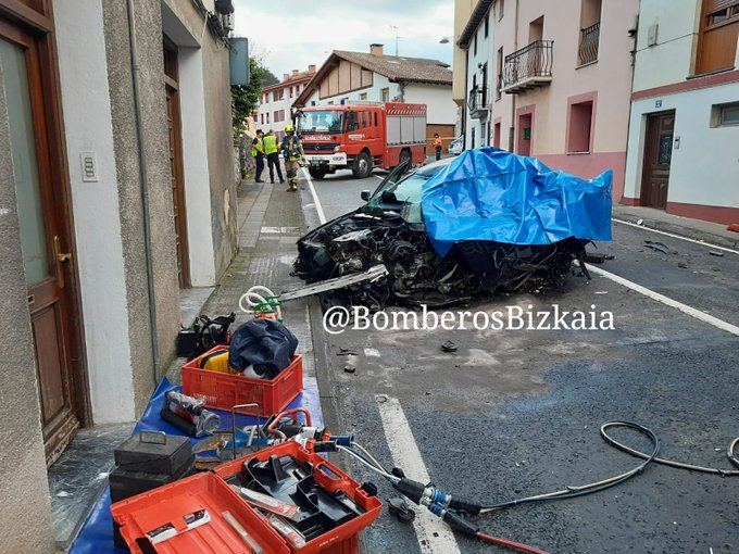 Imagen del vehículo siniestrado en el accidente mortal de Berriatua. BOMBEROS DE BIZKAIA X