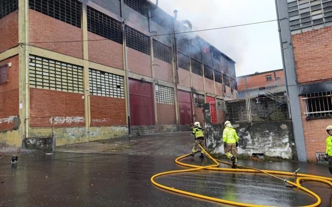 Los bomberos de Bizkaia durante una actuación en un incendio en un pabellón industrial de Arrigorriaga. José Mari Martínez