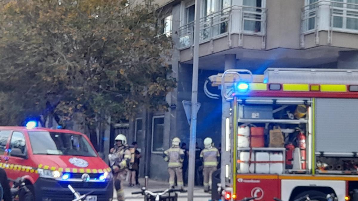 Bomberos de Donostia en la viviendo donde ha ocurrido la explosión N.G