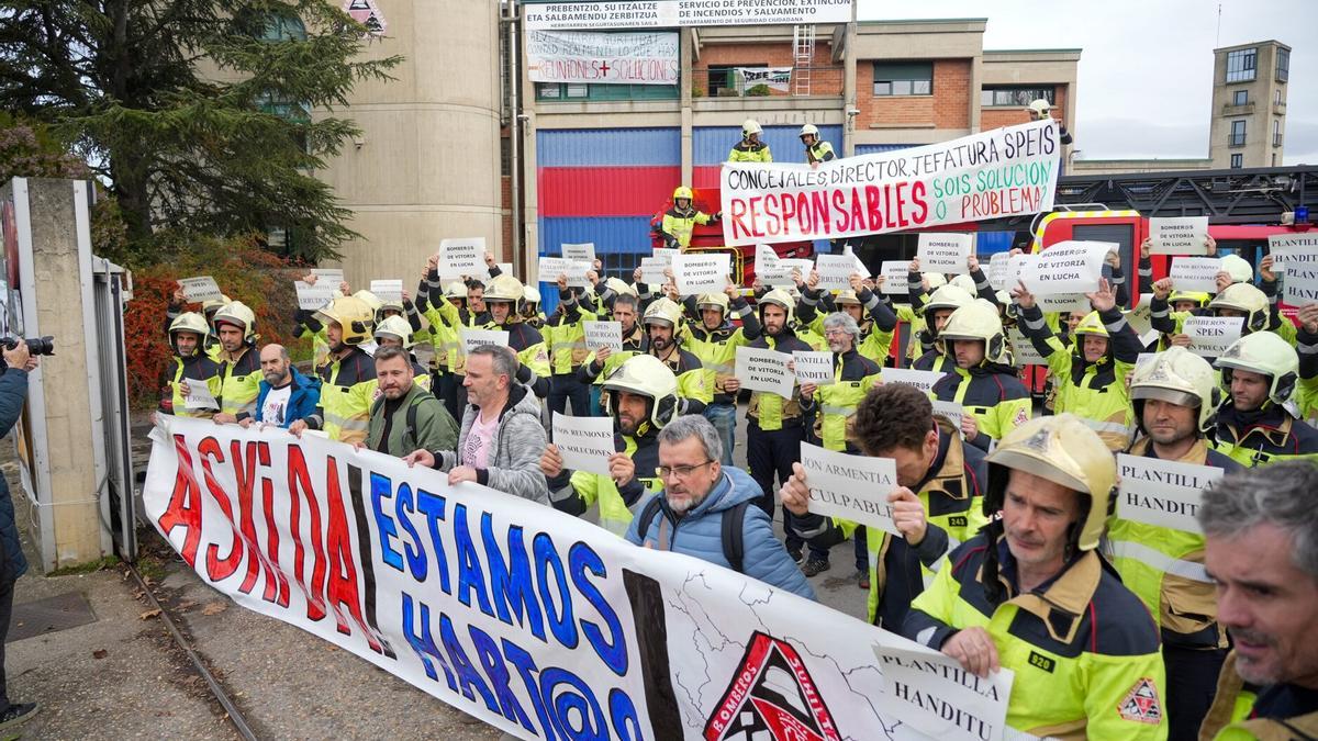Los Bomberos de Vitoria, este miércoles en Aguirrelanda. Jorge Muñoz