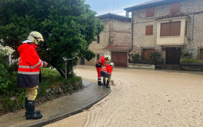 Bomberos trabajando en Lantaron Bomberos Euskadi twitter