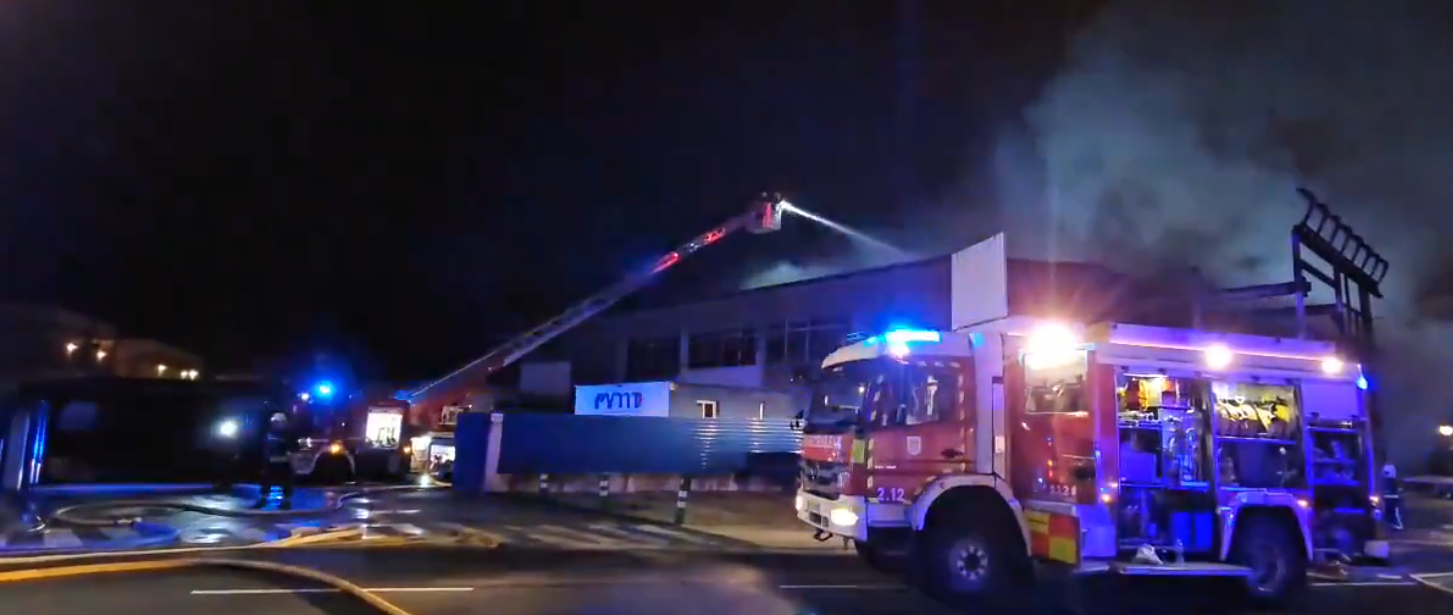 Los bomberos apagan el fuego en la empresa de Irún. FUENTE: BOMBEROS EUSKADI