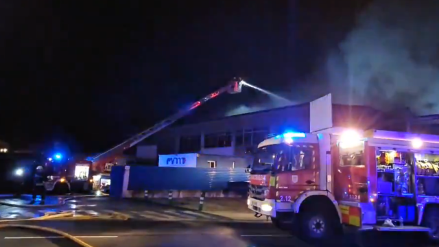 Los bomberos apagan el fuego en la empresa de Irún. FUENTE: BOMBEROS EUSKADI