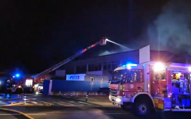 Los bomberos apagan el fuego en la empresa de Irún. FUENTE: BOMBEROS EUSKADI