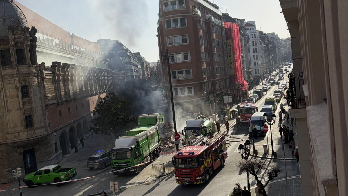 Camión de la limpieza incendiado. ONDA VASCA