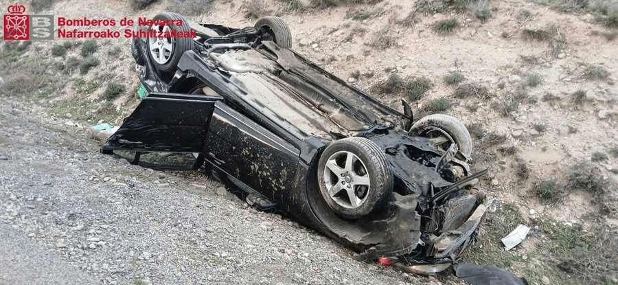 Vehículo accidentado en la AP-68. BOMBEROS DE NAVARRA