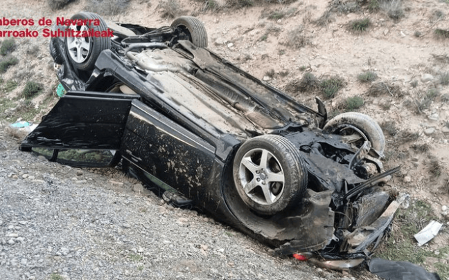 Vehículo accidentado en la AP-68. BOMBEROS DE NAVARRA