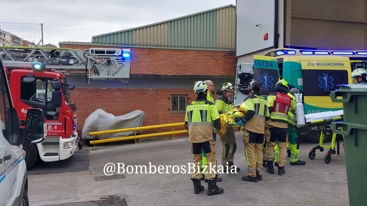 Bomberos de Bizkaia evacuando al trabajador herido en Santurtzi. BOMBEROS DE BIZKAIA 