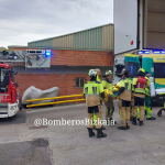 Bomberos de Bizkaia evacuando al trabajador herido en Santurtzi. BOMBEROS DE BIZKAIA 