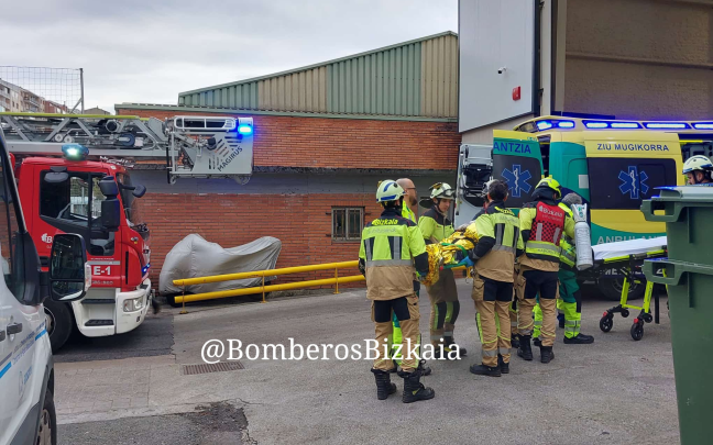 Bomberos de Bizkaia evacuando al trabajador herido en Santurtzi. BOMBEROS DE BIZKAIA 