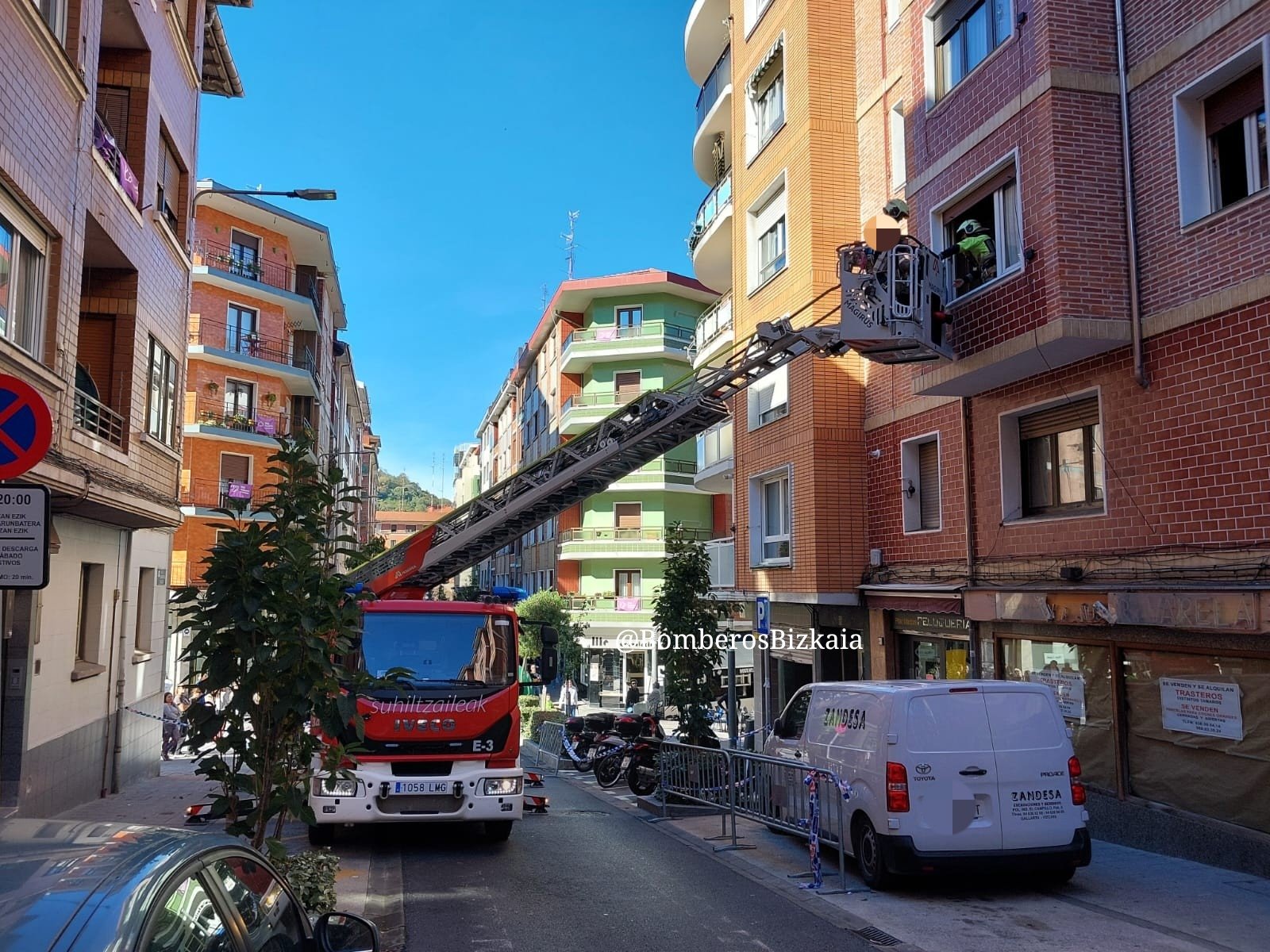 Bomberos de Bizkaia trabajan en Santurtzi con 39 viviendas confinadas. BOMBEROS BIZKAIA X