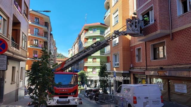 Bomberos de Bizkaia trabajan en Santurtzi con 39 viviendas confinadas. BOMBEROS BIZKAIA X