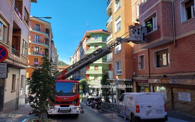 Bomberos de Bizkaia trabajan en Santurtzi con 39 viviendas confinadas. BOMBEROS BIZKAIA X