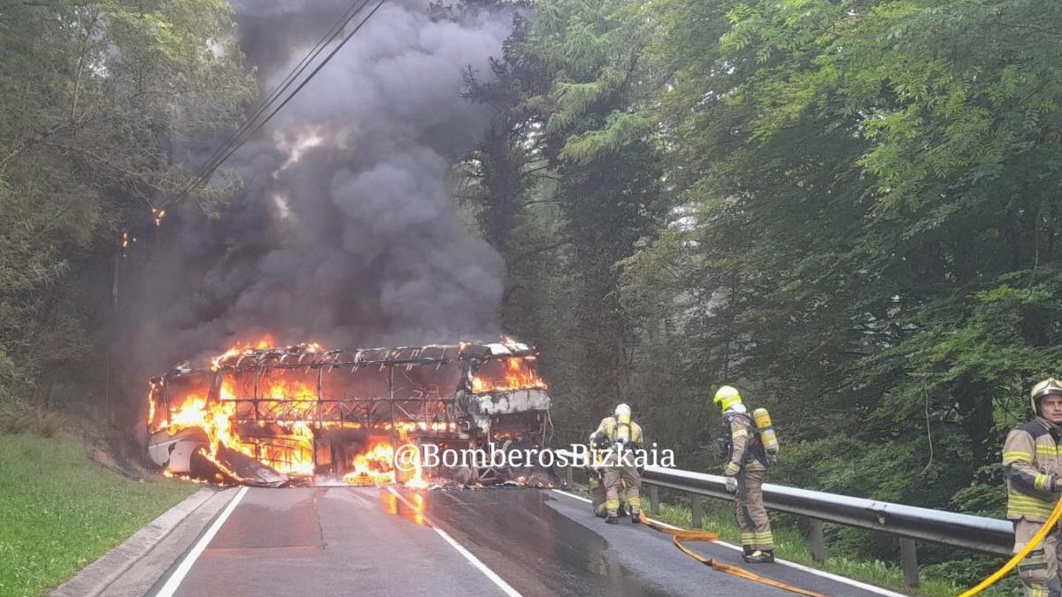 Bomberos de Bizkaia trabajando para apagar el incendio de un autobús escolar en Urkiola. BOMBEROS DE BIZKAIA X