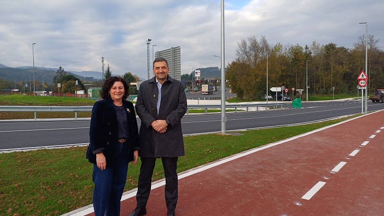 El diputado de Infraestructuras y Desarrollo Territorial, Carlos Alzaga, y Ainhoa Salterain, alcaldesa de Amorebieta-Etxano