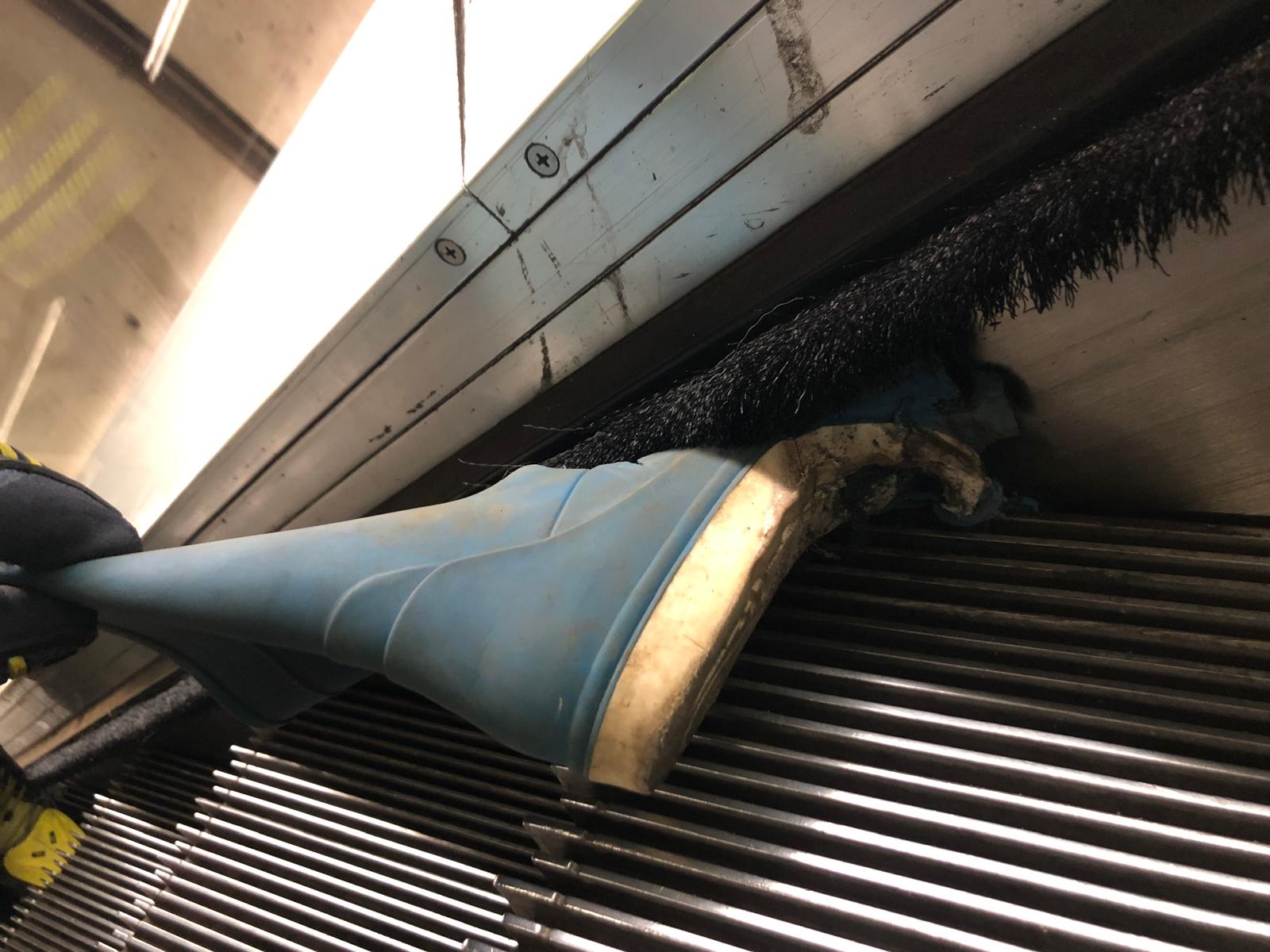 Imagen de la bota de goma atrapada en una de las escaleras mecánicas de Metro Bilbao | Bomberos Bilbao