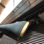 Imagen de la bota de goma atrapada en una de las escaleras mecánicas de Metro Bilbao | Bomberos Bilbao