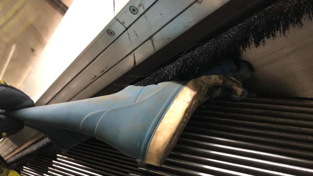 Imagen de la bota de goma atrapada en una de las escaleras mecánicas de Metro Bilbao | Bomberos Bilbao