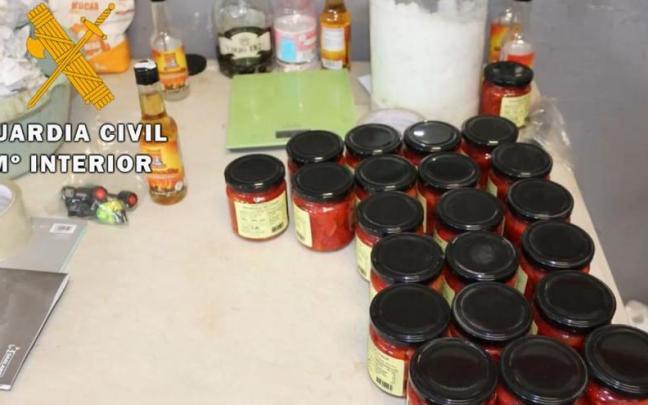 Botes de pimientos falsos incautados. 