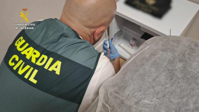 Los agentes localizaron 10.000 unidades de bótox listas para su utilización y más de 200 viales de ácido hialurónico. / Guardia Civil