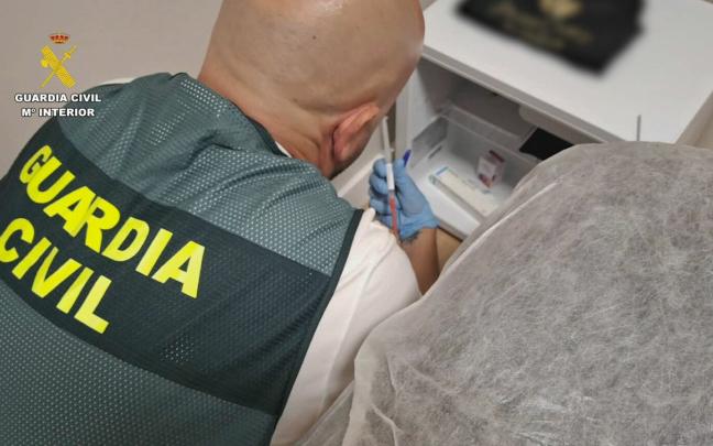 Los agentes localizaron 10.000 unidades de bótox listas para su utilización y más de 200 viales de ácido hialurónico. / Guardia Civil