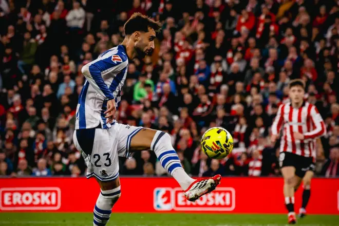 Brais Méndez, en San Mamés. REAL SOCIEDAD