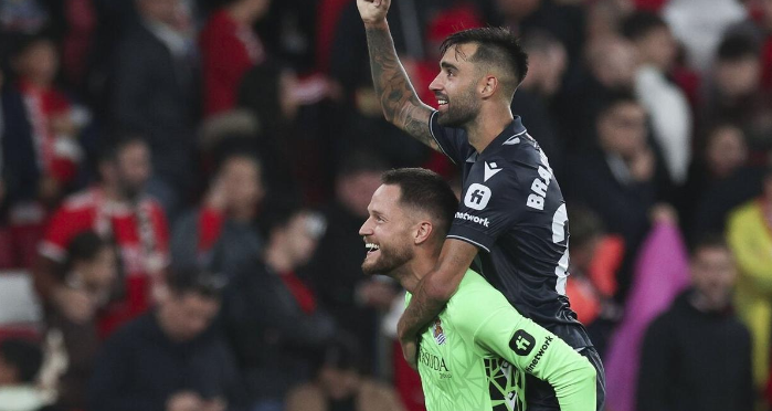 Alex Remiro y Brais Méndez, tras terminar el partido. / TIEGO PETINGA / EFE