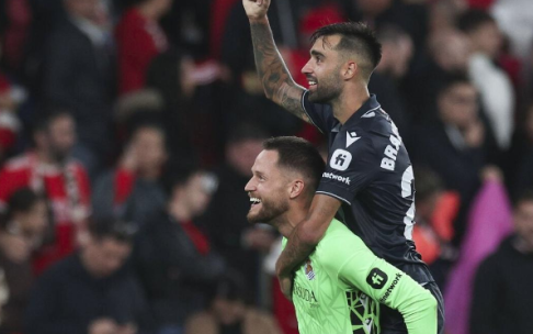 Alex Remiro y Brais Méndez, tras terminar el partido. / TIEGO PETINGA / EFE
