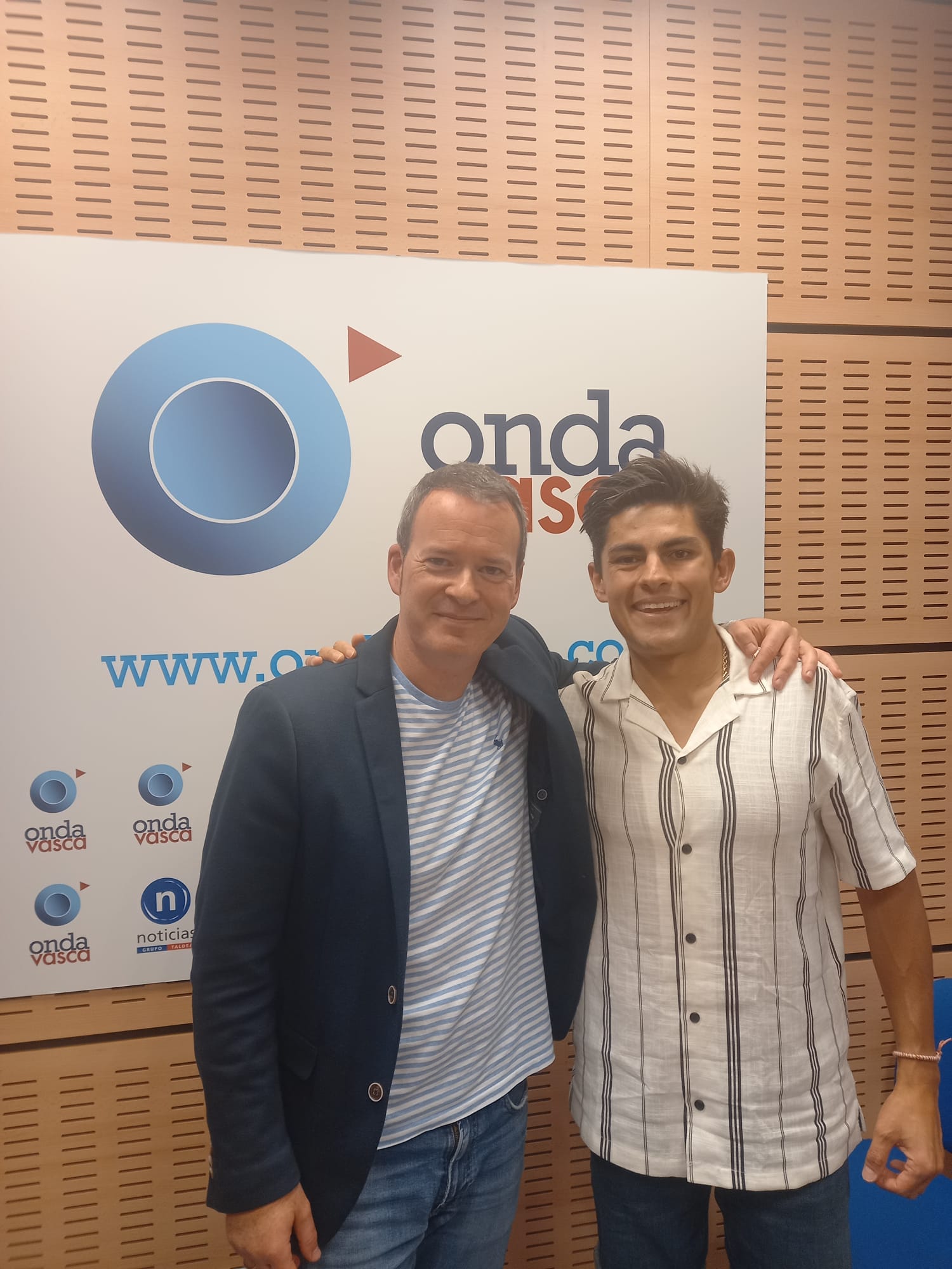 Iñaki Brakamendi en los estudios de Onda Vasca