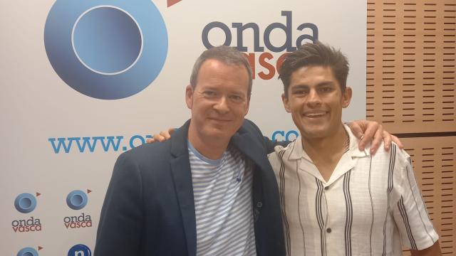 Iñaki Brakamendi en los estudios de Onda Vasca