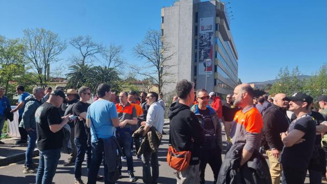 Los trabajadores concentrados ante la planta de Bridgestone en Basauri. 
