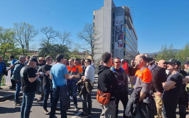 Los trabajadores concentrados ante la planta de Bridgestone en Basauri. Los trabajadores concentrados ante la planta de Bridgestone en Basauri.
