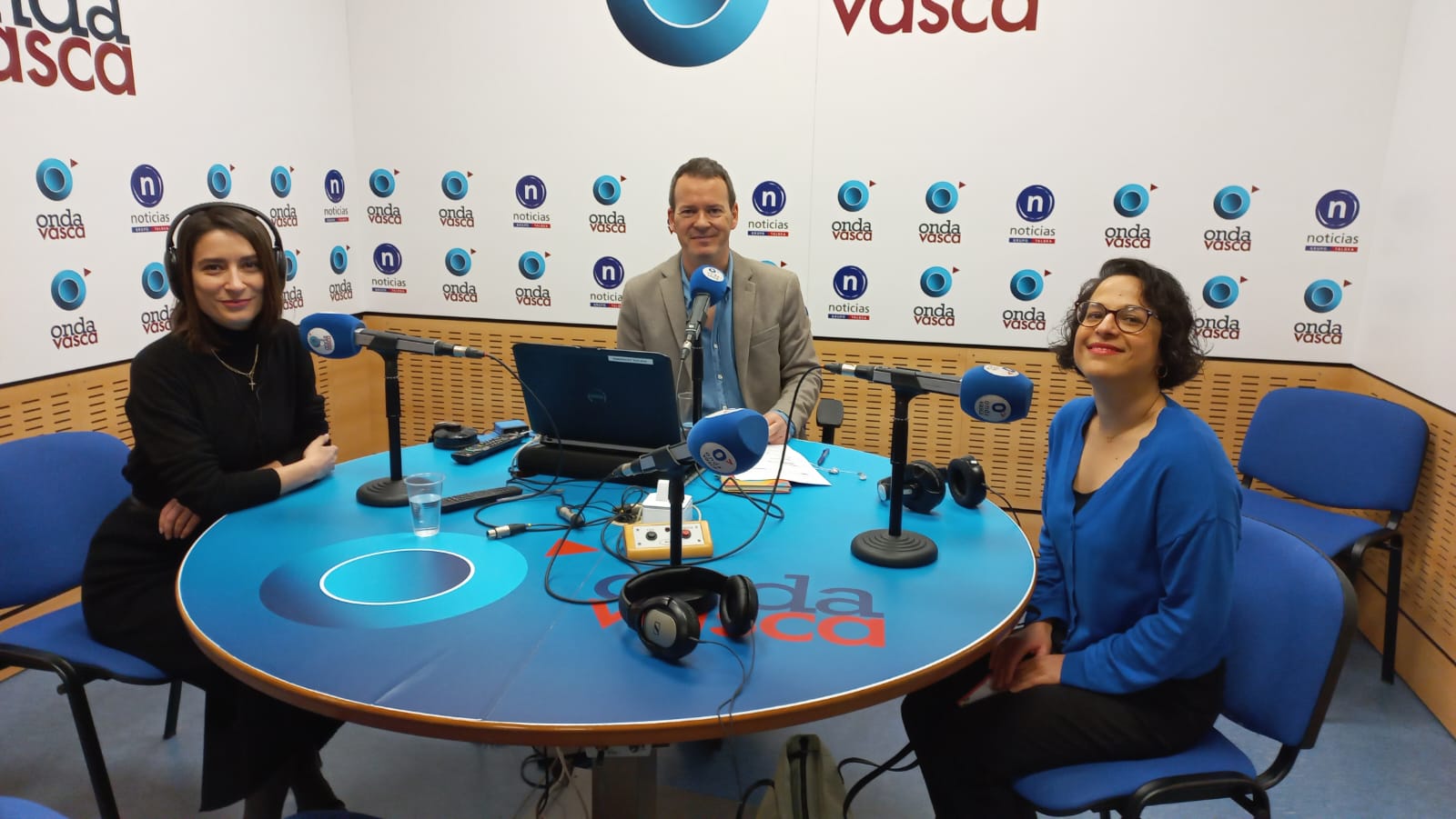 Louise Desmier y Alexandra Adam en los estudios de Onda Vasca
