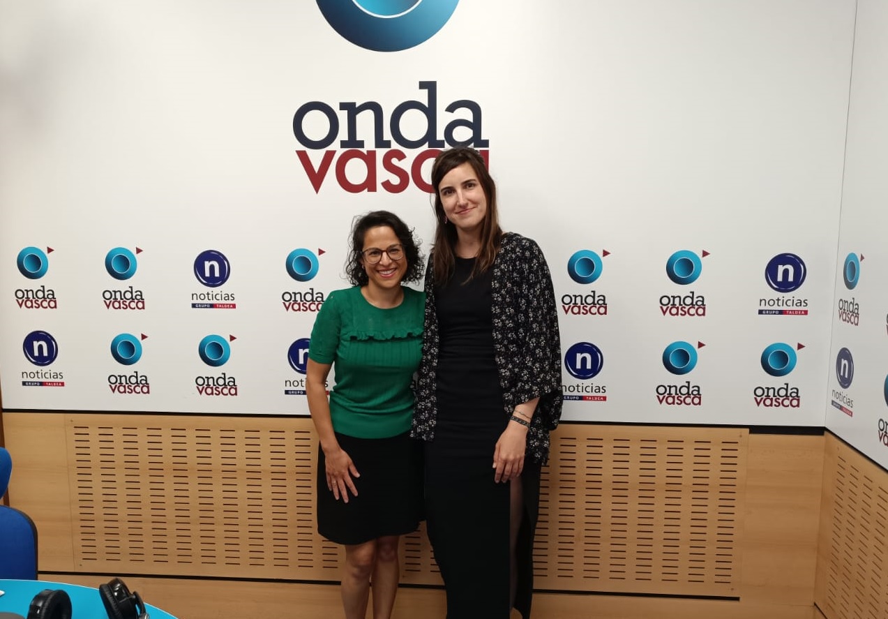 Louise Desmier, de British Council, junto a Iranzu Calvo en el estudio de Onda Vasca